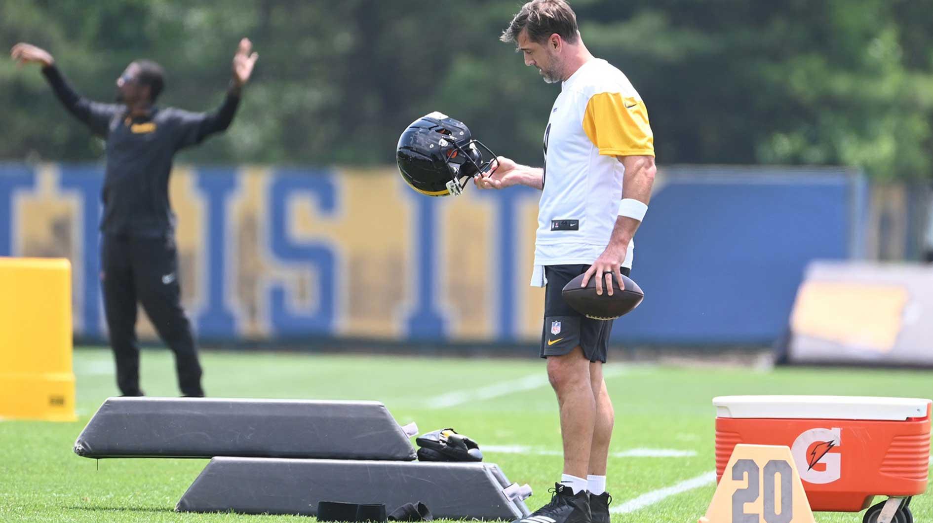 Steelers rumors: Aaron Rodgers a ‘dramatic upgrade’ over Russell Wilson, Justin Fields_thumbnail