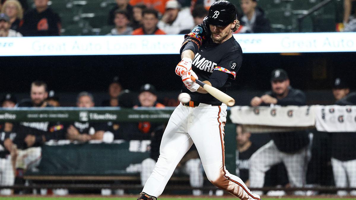 Orioles’ Gunnar Henderson hits defiant bat flip after home run vs. Rangers_thumbnail