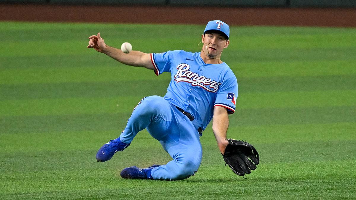 Rangers’ Wyatt Langford makes insane sliding grab vs. Padres_thumbnail