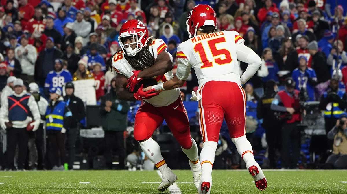 Kareem Hunt fires back on savage Patrick Mahomes gesture_thumbnail