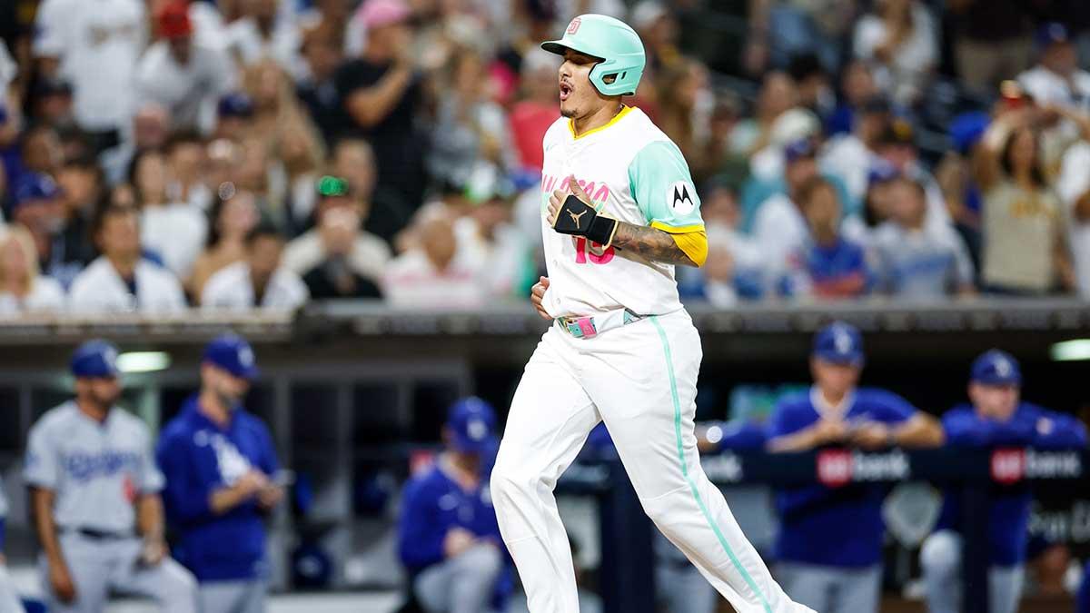 Padres’ Manny Machado gives Yu Darvish his flowers after defeating Dodgers_thumbnail