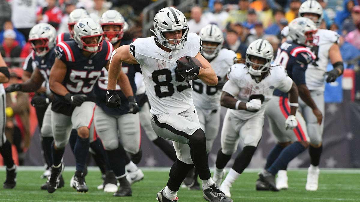 Raiders’ Brock Bowers not practicing amid knee injury_thumbnail