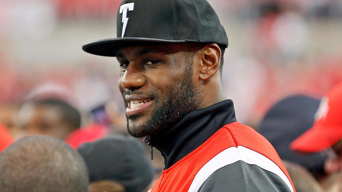 LeBron James’ unfazed reaction to Lakers fan running on stage is a new meme_thumbnail
