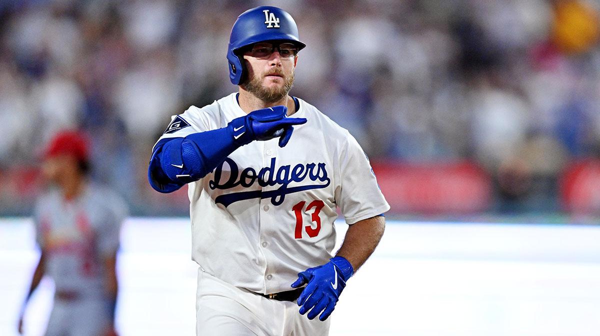 Max Muncy exits Giants game with wrist injury_thumbnail