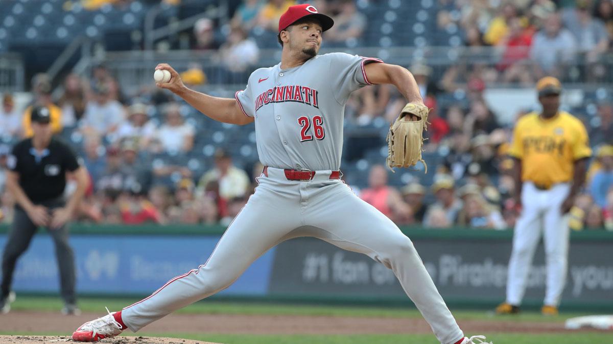 Reds activate two key pitchers for Wild Card chase_thumbnail