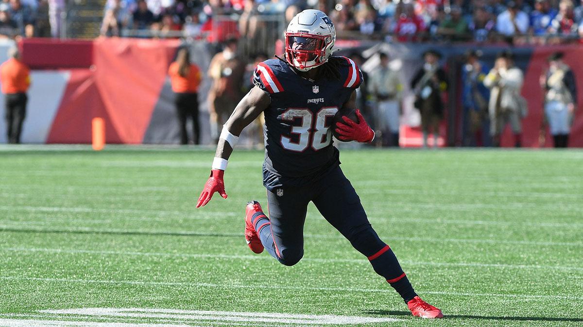 Patriots’ Rhamondre Stevenson gets destroyed by fans after brutal fumble_thumbnail