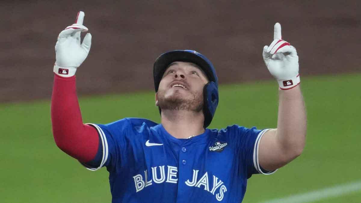Alejandro Kirk picks off Shohei Ohtani to help force World Series extra innings_thumbnail