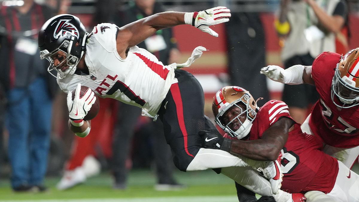 Falcons fans incensed after Bijan Robinson sits on bench during key fourth down_thumbnail