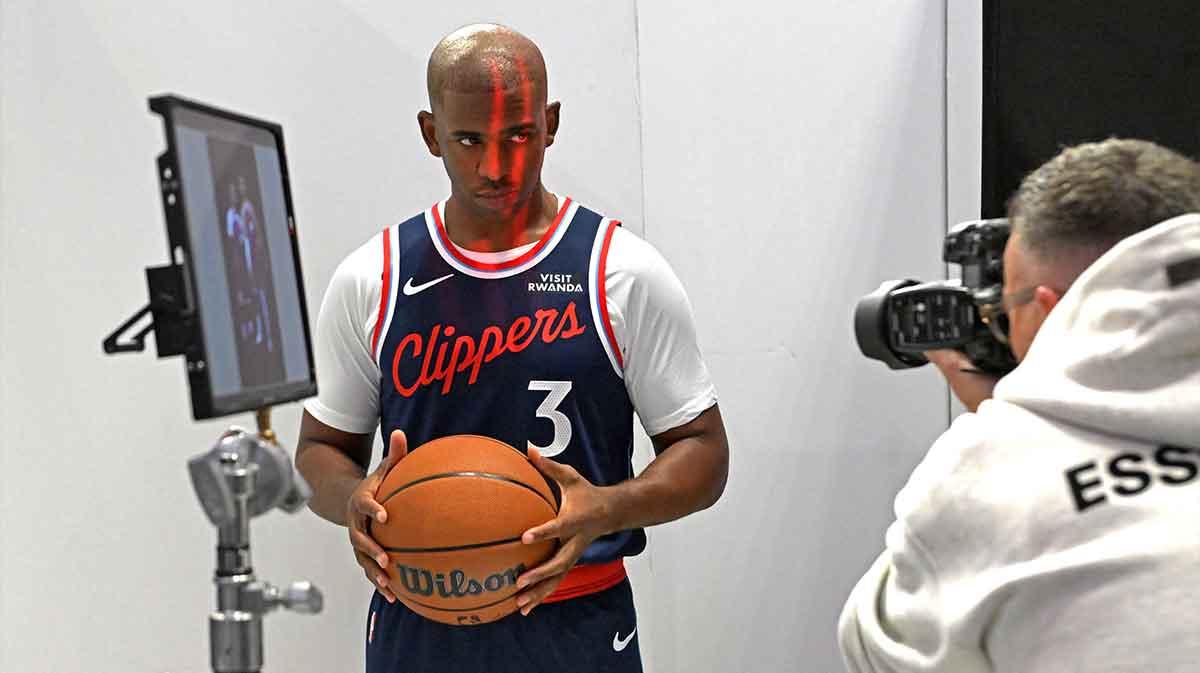 Watch Clippers fans’ huge reaction to Chris Paul entering preseason game_thumbnail