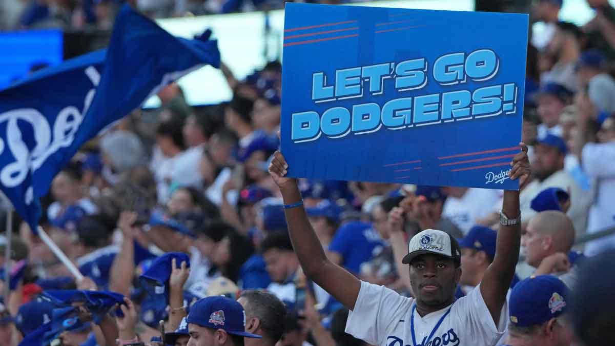 Dodgers fans in shambles after wasted chance to go up 3-1 vs. Blue Jays_thumbnail