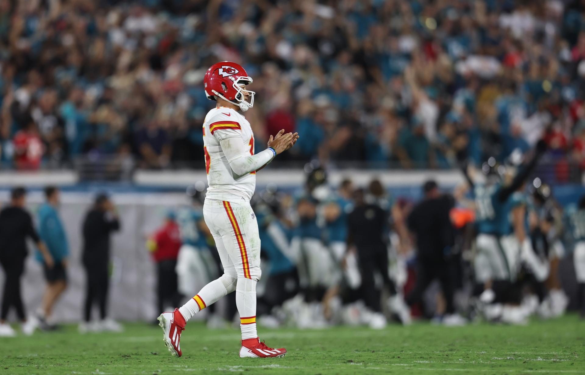 Chiefs’ Patrick Mahomes a full participant in practice after suffering knee injury vs. Texans_thumbnail